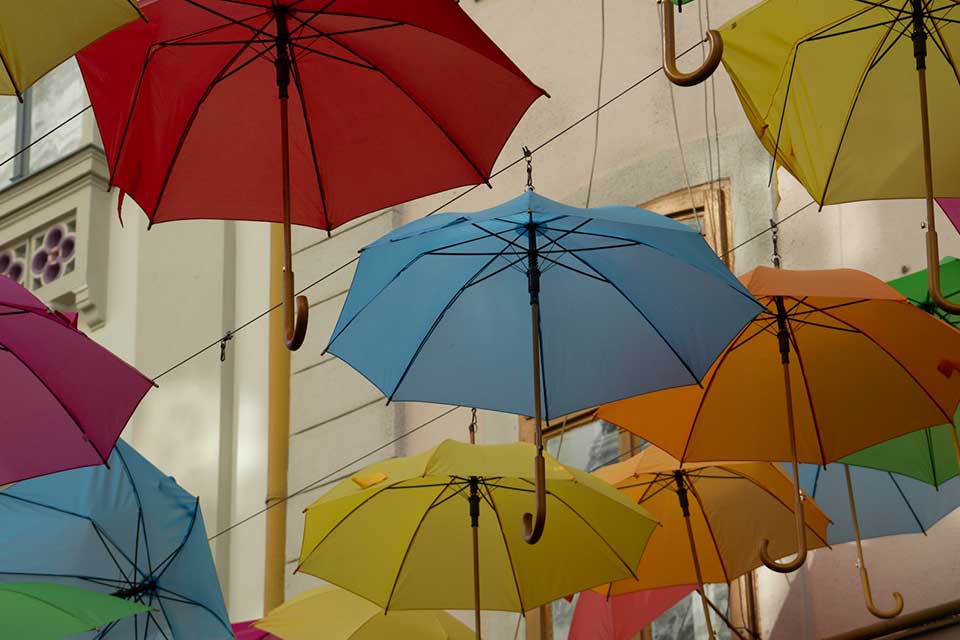bunte Regenschirme die aufgehängt wurden