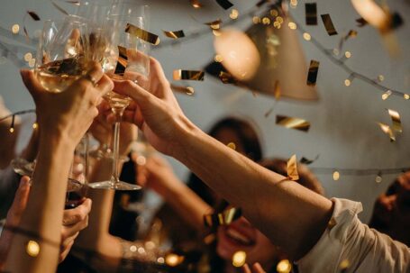 Feiernde Menschen beim Anstoßen mit Sekt